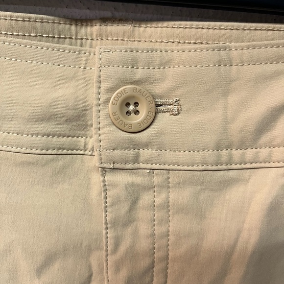 Eddie Bauer Women's Khaki Cargo Shorts. Size 12 - Picture 2 of 7